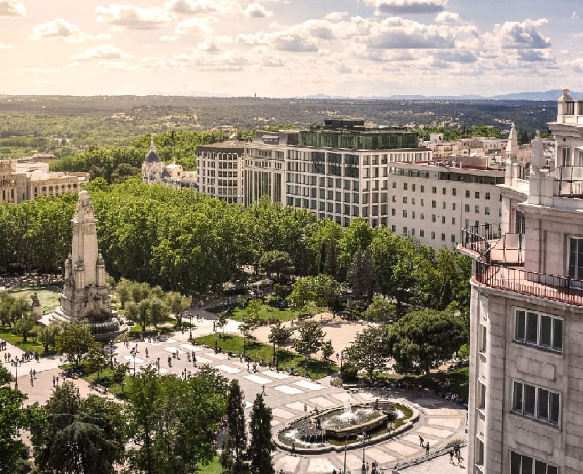 Imagen de ciudad con paisaje de campo al fondo